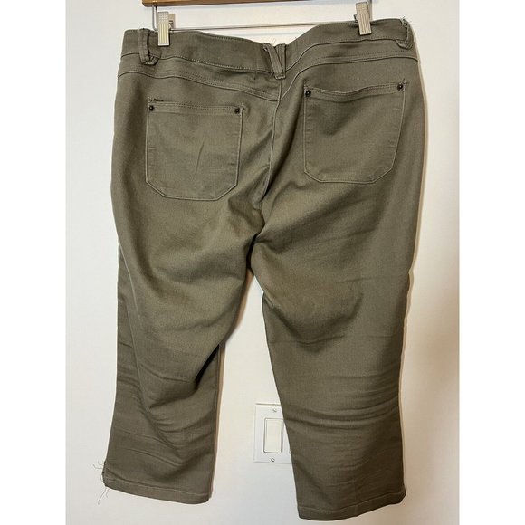 Capri Pants by Democracy Size 12 Olive green Color For Women Comfortable - Picture 2 of 5